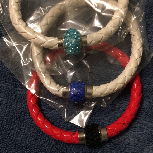 3 New beautiful charm bead bracelets. White, blue, red, turquoise. - Picture 6 of 7